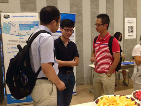 HJC黄金城平台CMC部门副主任黄冲和参会人员交流