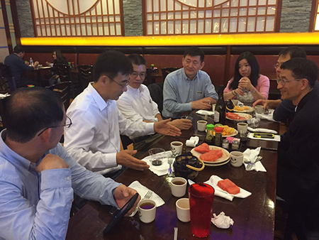 汪俊博士（左4）、刘雯颖博士（左5）、李才博士（左1）、蔡天权博士（左3）和沈东明博士（右1）、李德润博士（右2）一同聆听孙勇奎（左2）院士规划创新梦想