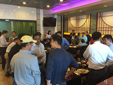 专家们相谈甚欢，直到傍晚时分，仍不舍离去