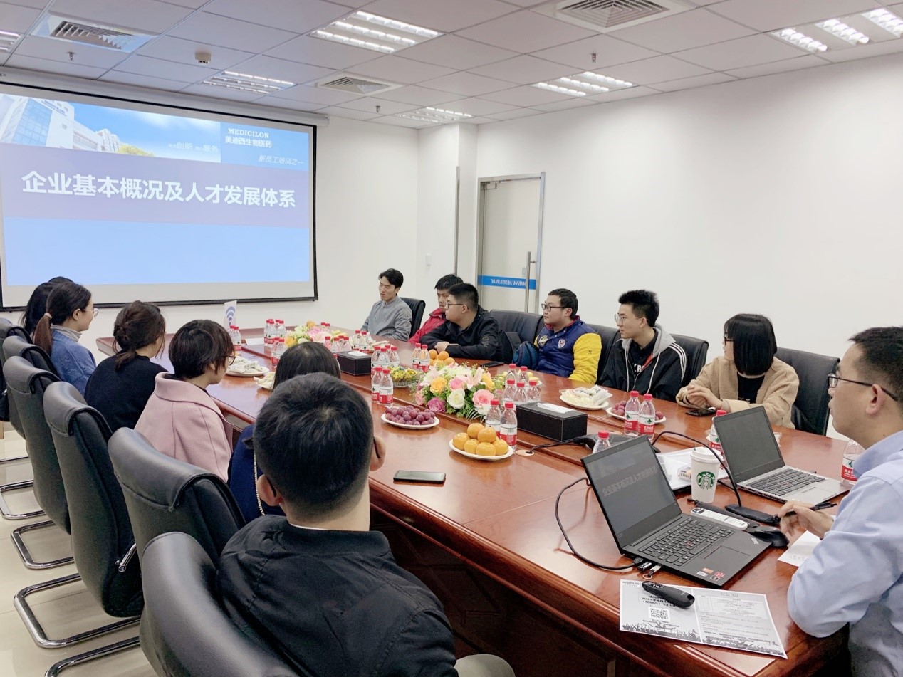 走进HJC黄金城平台，与学子共话成长