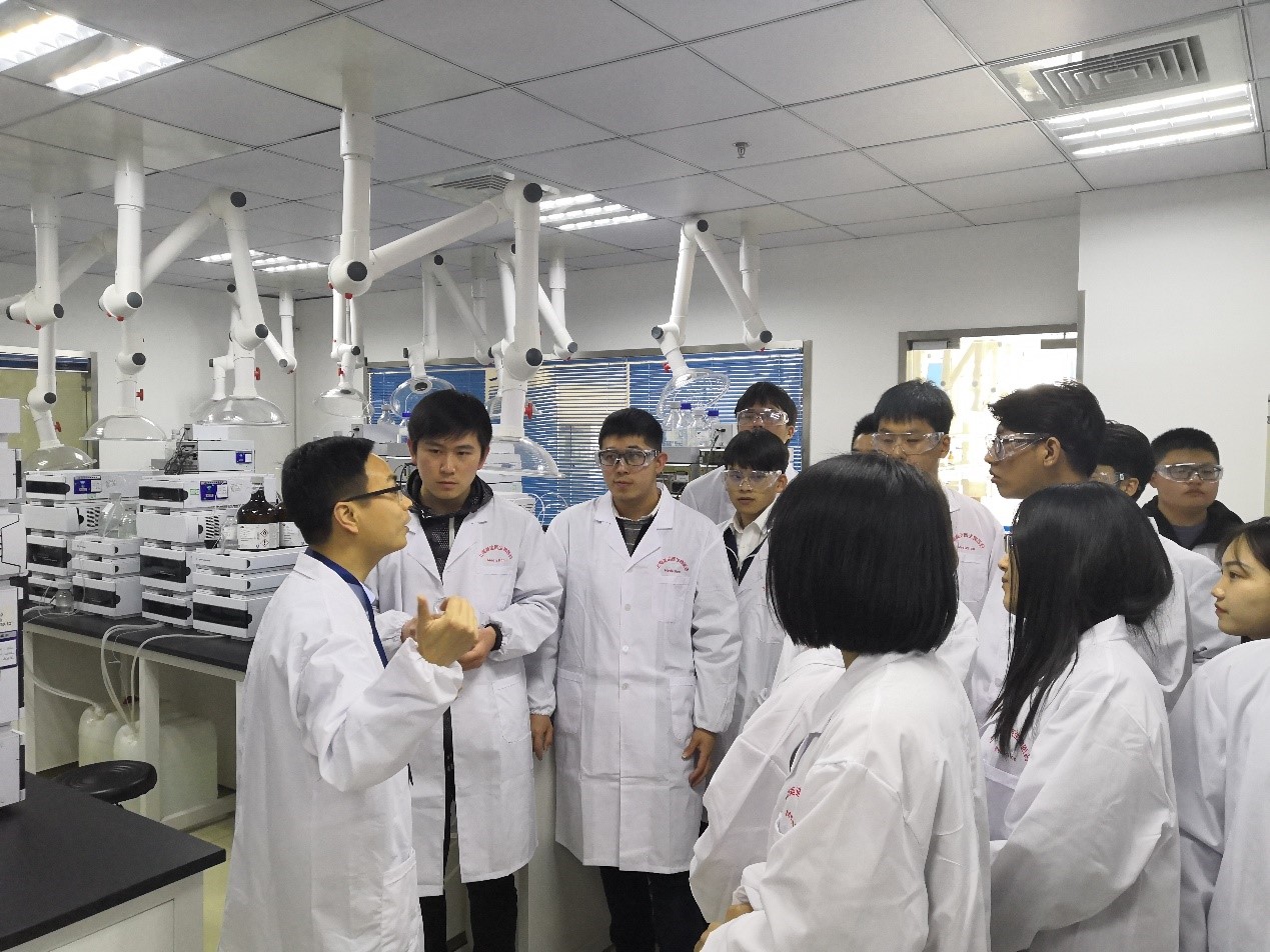 走进HJC黄金城平台，与学子共话成长