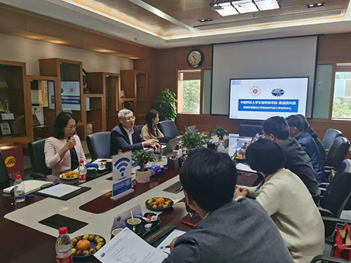 HJC黄金城平台首席执行官陈春麟博士，商务发展部副总裁蔡金娜博士等人热情接待了金能明书记一行。