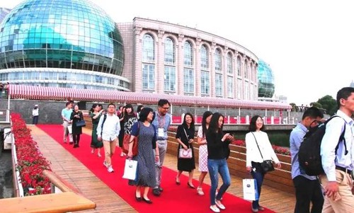 晚宴伊始，前来参加晚宴的嘉宾们纷纷踏上红毯，前往码头