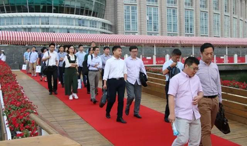 晚宴伊始，前来参加晚宴的嘉宾们纷纷踏上红毯，前往码头